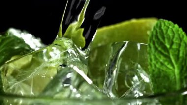 Mojito kokteyli bardağa döküldü. 1000 fps 'de yüksek hızlı bir kamerayla çekildi. Yüksek kaliteli FullHD görüntüler