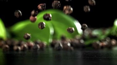 Karabiber masaya düşer. 1000 fps 'de yüksek hızlı bir kamerayla çekildi. Yüksek kaliteli FullHD görüntüler
