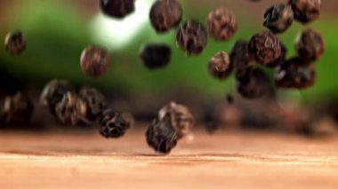 Kara biber ahşap bir masaya düşer. 1000 fps 'de yüksek hızlı bir kamerayla çekildi. Yüksek kaliteli FullHD görüntüler