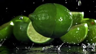 Masaya kireç damlası. 1000 fps 'de yüksek hızlı bir kamerayla çekildi. Yüksek kaliteli FullHD görüntüler