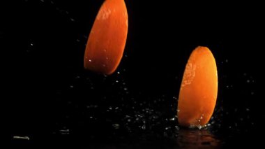 Dilimlenmiş portakal dilimleri masaya düşer. 1000 fps 'de yüksek hızlı bir kamerayla çekildi. Yüksek kaliteli FullHD görüntüler