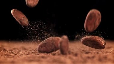 Kakao çekirdekleri masaya düşer. 1000 fps 'de yüksek hızlı bir kamerayla çekildi. Yüksek kaliteli FullHD görüntüler