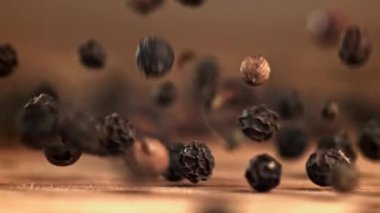 Kara biber ahşap bir masaya düşer. 1000 fps 'de yüksek hızlı bir kamerayla çekildi. Yüksek kaliteli FullHD görüntüler