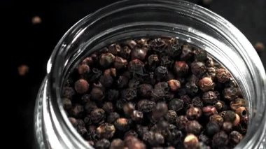 Bir kavanoz karabiber. 1000 fps 'de yüksek hızlı bir kamerayla çekildi. Yüksek kaliteli FullHD görüntüler