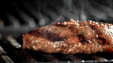 Biftek köftesi ızgarada kızartılır. 1000 fps 'de yüksek hızlı bir kamerayla çekildi. Yüksek kaliteli FullHD görüntüler