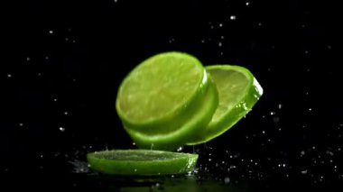 Dilimlenmiş kireç ıslak masaya düşer. 1000 fps 'de yüksek hızlı bir kamerayla çekildi. Yüksek kaliteli FullHD görüntüler