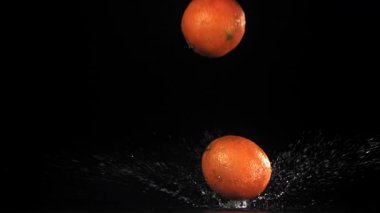 Portakallar masaya düşer. 1000 fps 'de yüksek hızlı bir kamerayla çekildi. Yüksek kaliteli FullHD görüntüler