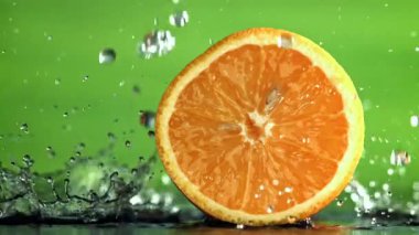 Su damlaları portakalın üzerine düşer. 1000 fps 'de yüksek hızlı bir kamerayla çekildi. Yüksek kaliteli FullHD görüntüler