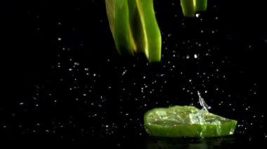 Dilimlenmiş kireç ıslak masaya düşer. 1000 fps 'de yüksek hızlı bir kamerayla çekildi. Yüksek kaliteli FullHD görüntüler