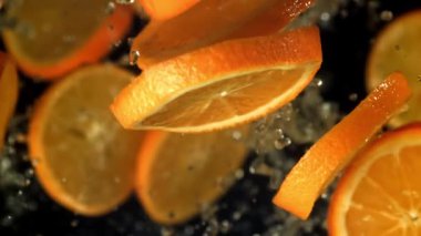 Dilimlenmiş portakallar yukarı aşağı uçar. 1000 fps 'de yüksek hızlı bir kamerayla çekildi. Yüksek kaliteli FullHD görüntüler
