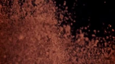 Kakao tozu yukarı aşağı uçuyor. 1000 fps 'de yüksek hızlı bir kamerayla çekildi. Yüksek kaliteli FullHD görüntüler
