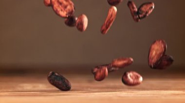 Kakao çekirdekleri masaya düşer. 1000 fps 'de yüksek hızlı bir kamerayla çekildi. Yüksek kaliteli FullHD görüntüler