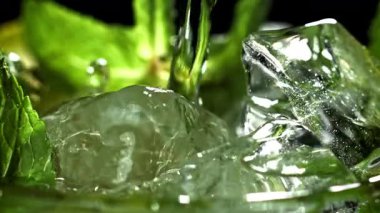 Mojito kokteylinin yakın çekimi. 1000 fps 'de yüksek hızlı bir kamerayla çekildi. Yüksek kaliteli FullHD görüntüler