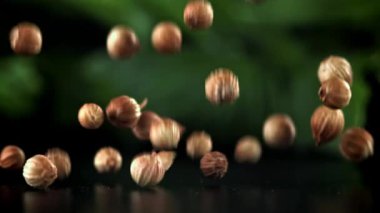 Kişniş masaya düşer. 1000 fps 'de yüksek hızlı bir kamerayla çekildi. Yüksek kaliteli FullHD görüntüler