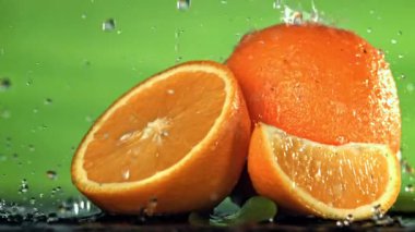 Su damlaları portakalın üzerine düşer. 1000 fps 'de yüksek hızlı bir kamerayla çekildi. Yüksek kaliteli FullHD görüntüler
