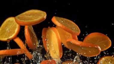 Dilimlenmiş portakallar yukarı aşağı uçar. 1000 fps 'de yüksek hızlı bir kamerayla çekildi. Yüksek kaliteli FullHD görüntüler