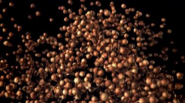 Kişniş taneleri uçar ve düşer. 1000 fps 'de yüksek hızlı bir kamerayla çekildi. Yüksek kaliteli FullHD görüntüler