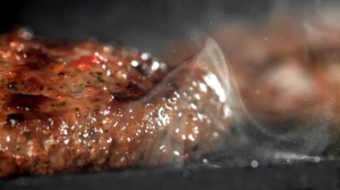Biftek köftesi ızgarada kızartılır. 1000 fps 'de yüksek hızlı bir kamerayla çekildi. Yüksek kaliteli FullHD görüntüler