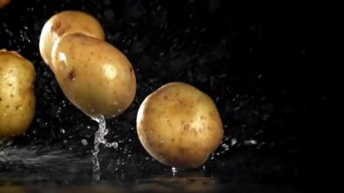 Patatesler masaya düşer. 1000 fps 'de yüksek hızlı bir kamerayla çekildi. Yüksek kaliteli FullHD görüntüler