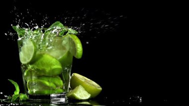 Buz mojito kokteyline düşer. 1000 fps 'de yüksek hızlı bir kamerayla çekildi. Yüksek kaliteli FullHD görüntüler
