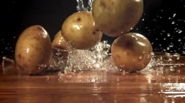 Patatesler masaya düşer. 1000 fps 'de yüksek hızlı bir kamerayla çekildi. Yüksek kaliteli FullHD görüntüler