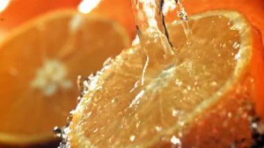 Su portakalın yarısına dökülür. 1000 fps 'de yüksek hızlı bir kamerayla çekildi. Yüksek kaliteli FullHD görüntüler