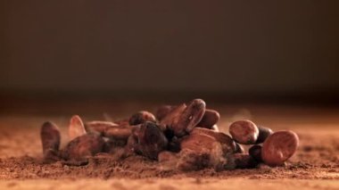 Kakao çekirdekleri masaya düşer. 1000 fps 'de yüksek hızlı bir kamerayla çekildi. Yüksek kaliteli FullHD görüntüler