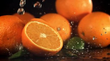 Su portakalın yarısına dökülür. 1000 fps 'de yüksek hızlı bir kamerayla çekildi. Yüksek kaliteli FullHD görüntüler