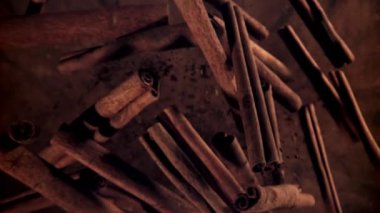 Tarçın çubukları yukarı aşağı uçar. 1000 fps 'de yüksek hızlı bir kamerayla çekildi. Yüksek kaliteli FullHD görüntüler