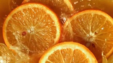Portakal dilimleri portakal suyuna düşer. 1000 fps 'de yüksek hızlı bir kamerayla çekildi. Yüksek kaliteli FullHD görüntüler