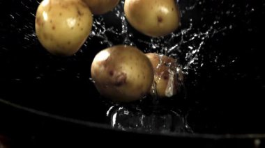 Patatesler suya düşer. 1000 fps 'de yüksek hızlı bir kamerayla çekildi. Yüksek kaliteli FullHD görüntüler