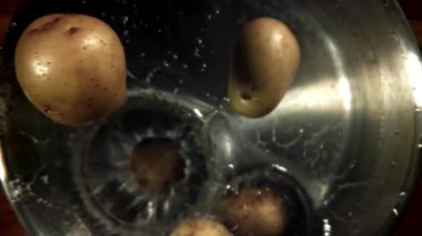 Patatesler tencereye düşer. 1000 fps 'de yüksek hızlı bir kamerayla çekildi. Yüksek kaliteli FullHD görüntüler