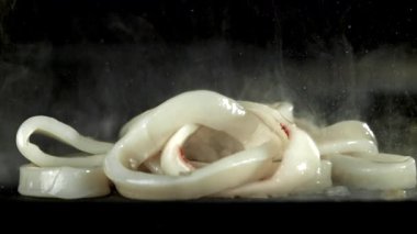 Mürekkep balığı halkaları tavada kızarır. 1000 fps 'de yüksek hızlı bir kamerayla çekildi. Yüksek kaliteli FullHD görüntüler