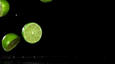 Dilimlenmiş kireç ıslak masaya düşer. 1000 fps 'de yüksek hızlı bir kamerayla çekildi. Yüksek kaliteli FullHD görüntüler