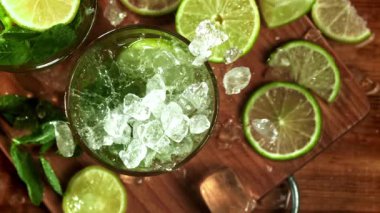 Buz mojito kokteyline düşer. 1000 fps 'de yüksek hızlı bir kamerayla çekildi. Yüksek kaliteli FullHD görüntüler