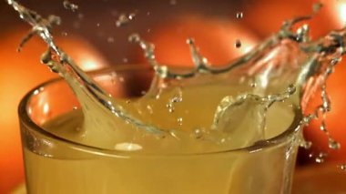 Buz küpleri portakal suyuna düşer. 1000 fps 'de yüksek hızlı bir kamerayla çekildi. Yüksek kaliteli FullHD görüntüler