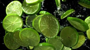 Dilimlenmiş kireç parçaları yukarı aşağı uçuyor. 1000 fps 'de yüksek hızlı bir kamerayla çekildi. Yüksek kaliteli FullHD görüntüler