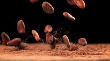 Kakao çekirdeği kakao tozunun üzerine düşer. 1000 fps 'de yüksek hızlı bir kamerayla çekildi. Yüksek kaliteli FullHD görüntüler
