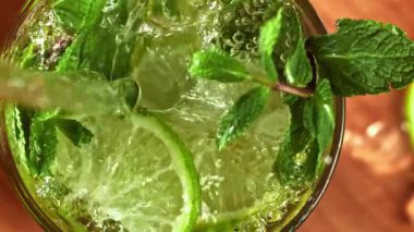 Mojito kokteyli bardağa döküldü. 1000 fps 'de yüksek hızlı bir kamerayla çekildi. Yüksek kaliteli FullHD görüntüler