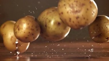 Patatesler masaya düşer. 1000 fps 'de yüksek hızlı bir kamerayla çekildi. Yüksek kaliteli FullHD görüntüler