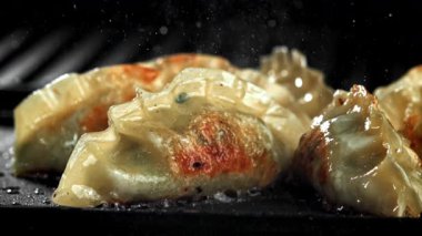 Geleneksel gyoze köfteleri tavada kızartılır. 1000 fps 'de yüksek hızlı bir kamerayla çekildi. Yüksek kaliteli FullHD görüntüler