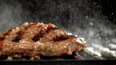 Biftek köftesi ızgarada kızartılır. 1000 fps 'de yüksek hızlı bir kamerayla çekildi. Yüksek kaliteli FullHD görüntüler