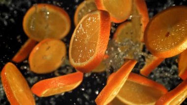 Dilimlenmiş portakallar yukarı aşağı uçar. 1000 fps 'de yüksek hızlı bir kamerayla çekildi. Yüksek kaliteli FullHD görüntüler