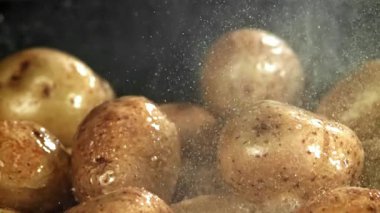 Patatesler büyük bir kızartma tavasında kızartılıyor. 1000 fps 'de yüksek hızlı bir kamerayla çekildi. Yüksek kaliteli FullHD görüntüler