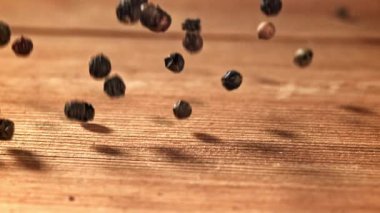 Kara biber ahşap bir masaya düşer. 1000 fps 'de yüksek hızlı bir kamerayla çekildi. Yüksek kaliteli FullHD görüntüler