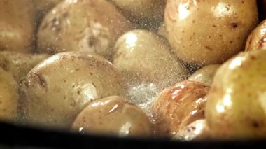 Patatesler büyük bir kızartma tavasında kızartılıyor. 1000 fps 'de yüksek hızlı bir kamerayla çekildi. Yüksek kaliteli FullHD görüntüler