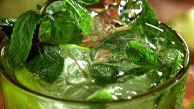 Mojito kokteyli bardağa döküldü. 1000 fps 'de yüksek hızlı bir kamerayla çekildi. Yüksek kaliteli FullHD görüntüler