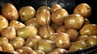 Patatesler büyük bir kızartma tavasında kızartılıyor. 1000 fps 'de yüksek hızlı bir kamerayla çekildi. Yüksek kaliteli FullHD görüntüler