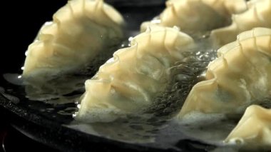 Asya usulü gyoze köftesi pişiriyorum. 1000 fps 'de yüksek hızlı bir kamerayla çekildi. Yüksek kaliteli FullHD görüntüler