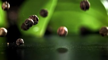 Karabiber masaya düşer. 1000 fps 'de yüksek hızlı bir kamerayla çekildi. Yüksek kaliteli FullHD görüntüler